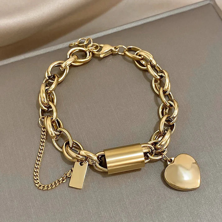 Pulsera Ancha con Corazones en Oro