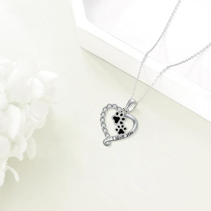 Collar de plata y negro con un oso amigable