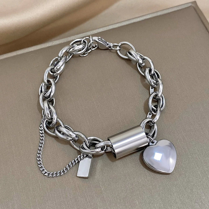 Pulsera Ancha con Corazones en Oro