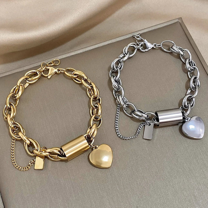 Pulsera Ancha con Corazones en Oro