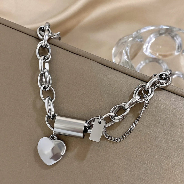 Pulsera Ancha con Corazones en Oro