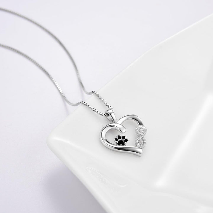 Collar con colgante de huella de pata y corazón en diseño infinito