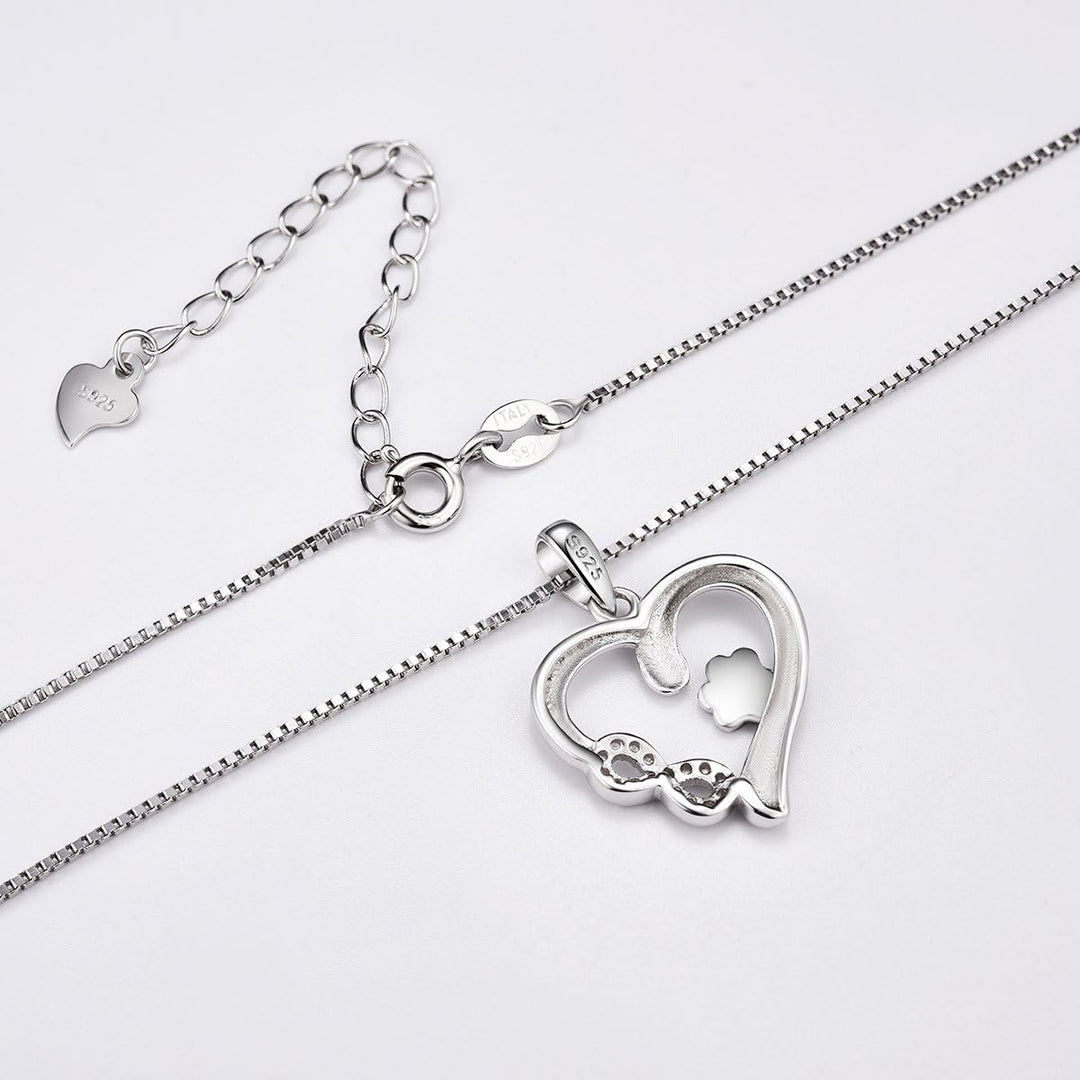 Collar con colgante de huella de pata y corazón en diseño infinito