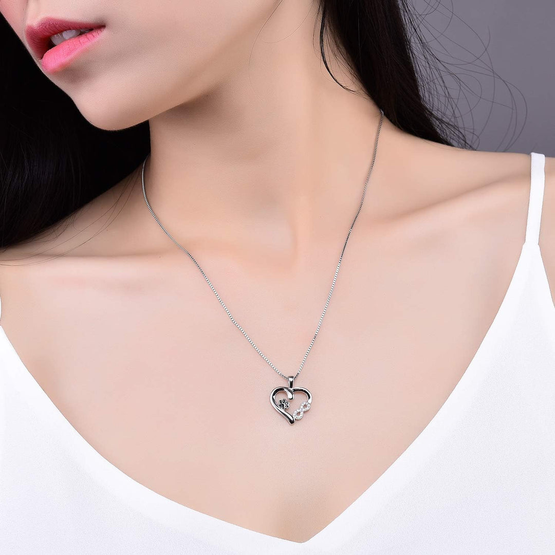 Collar con colgante de huella de pata y corazón en diseño infinito