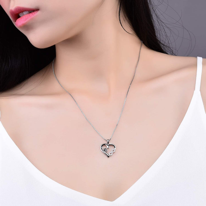 Collar con colgante de huella de pata y corazón en diseño infinito