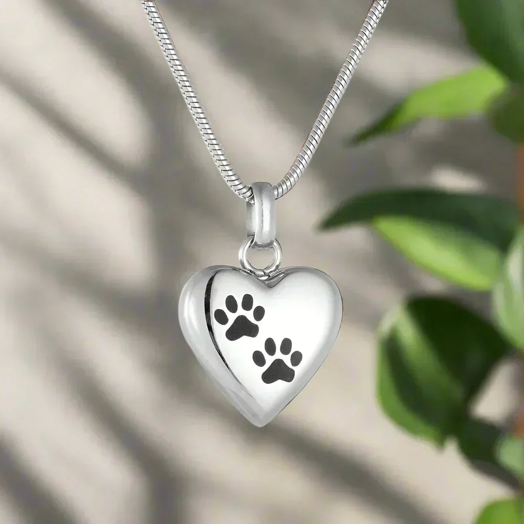 Colgante de Acero Inoxidable con Diseño de Patas y Corazón – Recipiente para Cenizas
