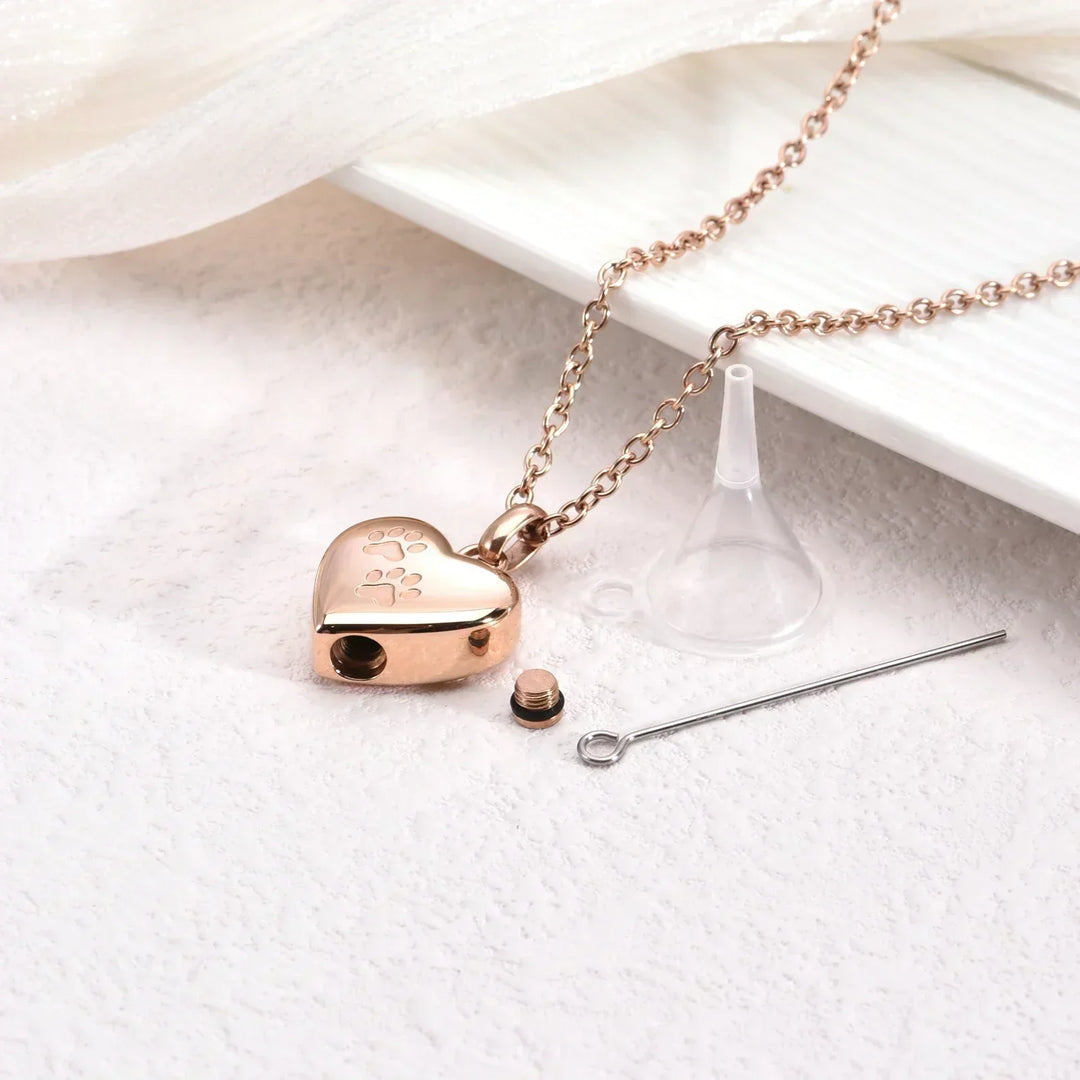 Colgante de Acero Inoxidable con Diseño de Patas y Corazón – Recipiente para Cenizas