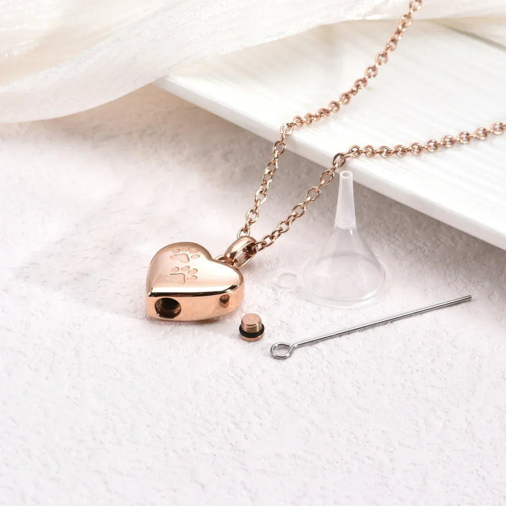 Colgante de Acero Inoxidable con Diseño de Patas y Corazón – Recipiente para Cenizas