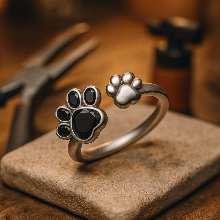 Anillo creativo ajustable con encantador diseño de huella