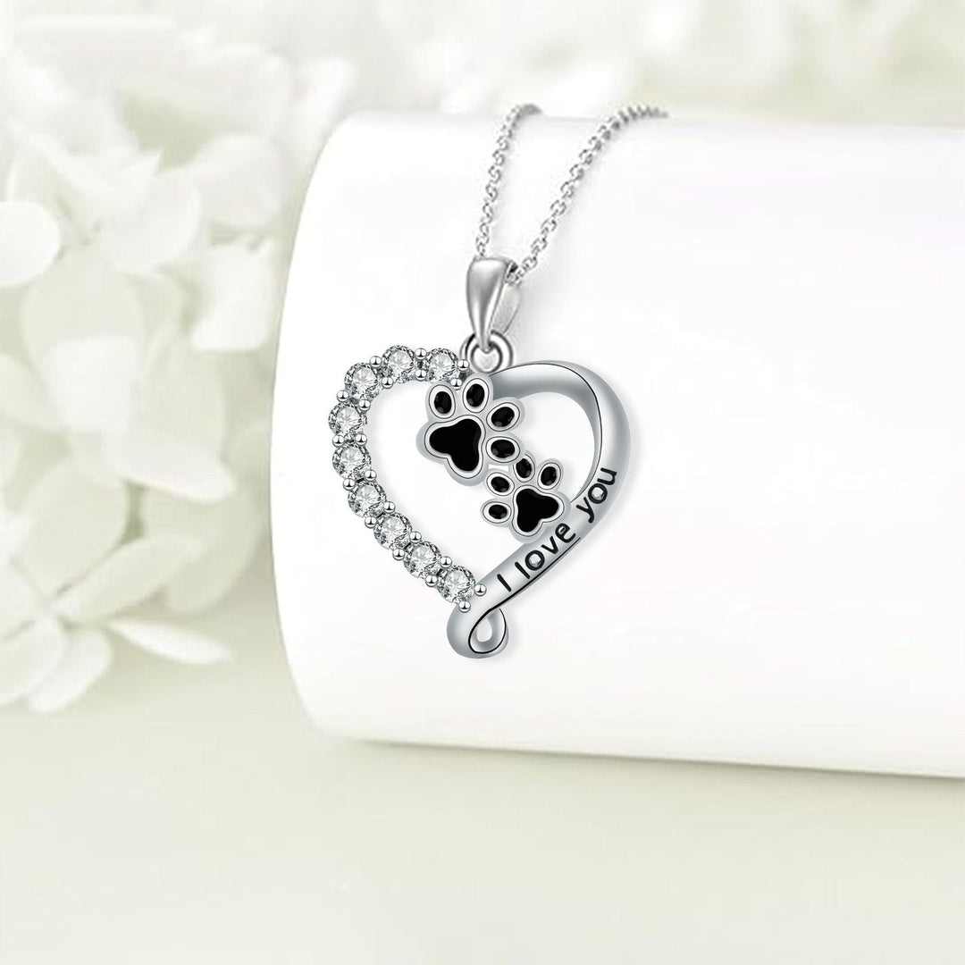 Collar de plata y negro con un oso amigable