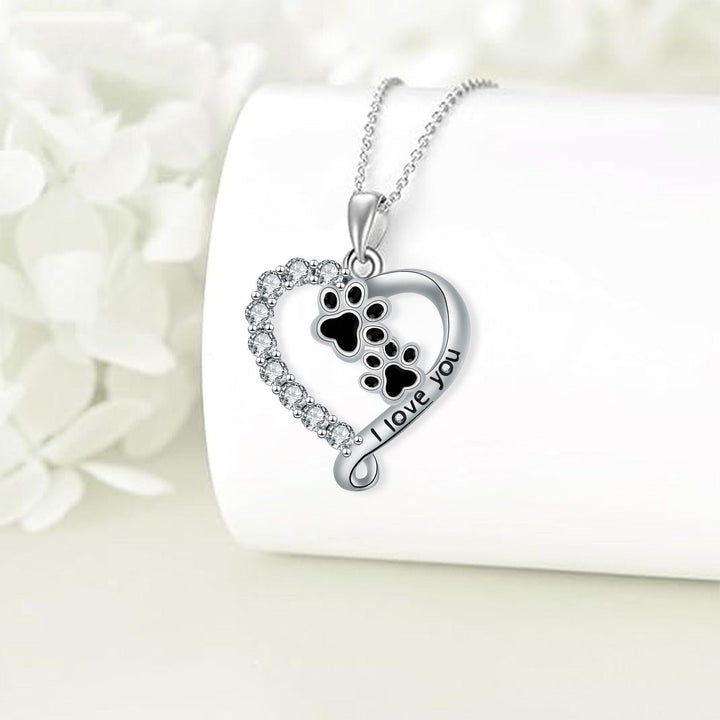 Collar de plata y negro con un oso amigable