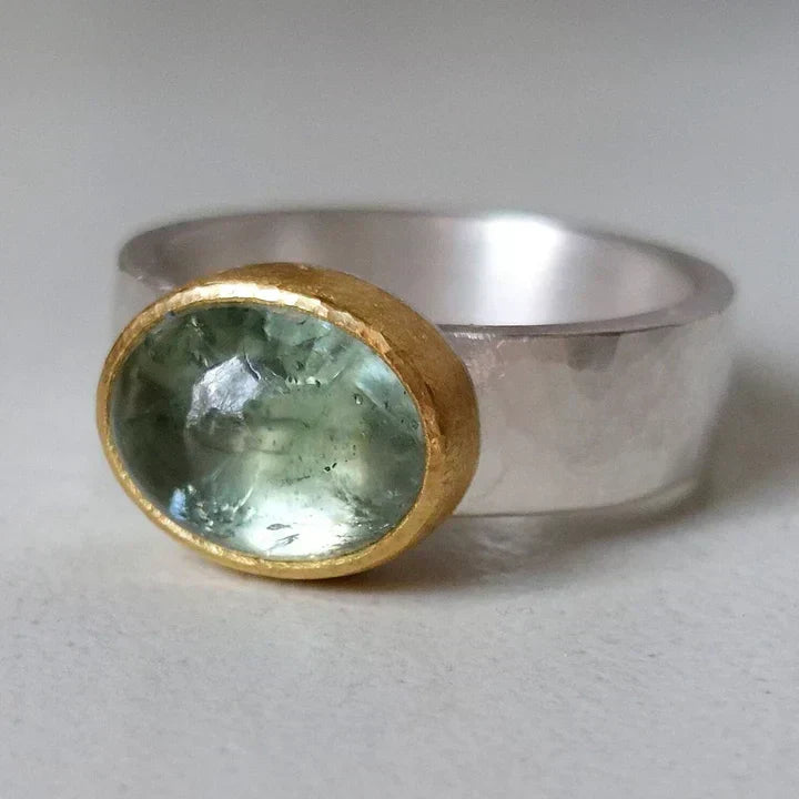 Anillo vintage con piedra redonda verde