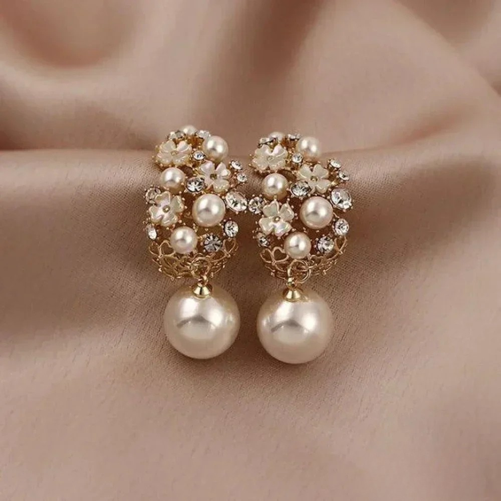 Pendientes florales elegantes adornados con perlas